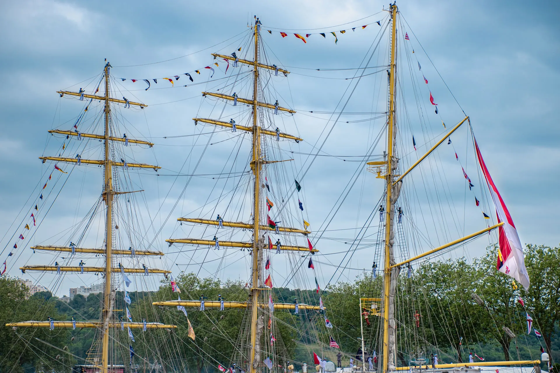 Plan sur les marins sur le mat d'un grand voilier lors de l'Armada à Rouen